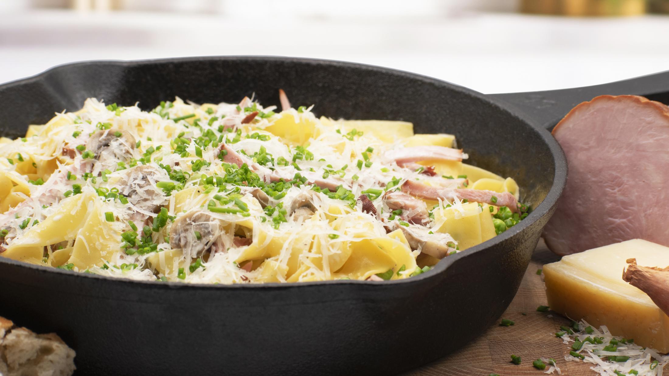 pappardelle à la crème, jambon, petits pois et champignons