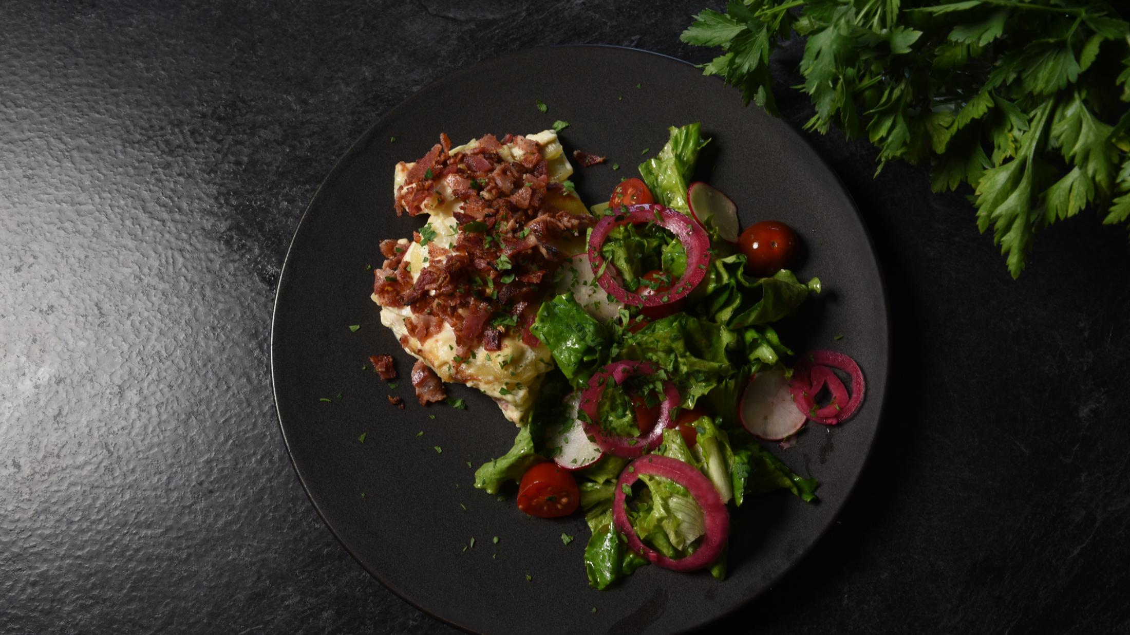gratin de pomme de terre avec le bacon épais doublement fumé duBreton