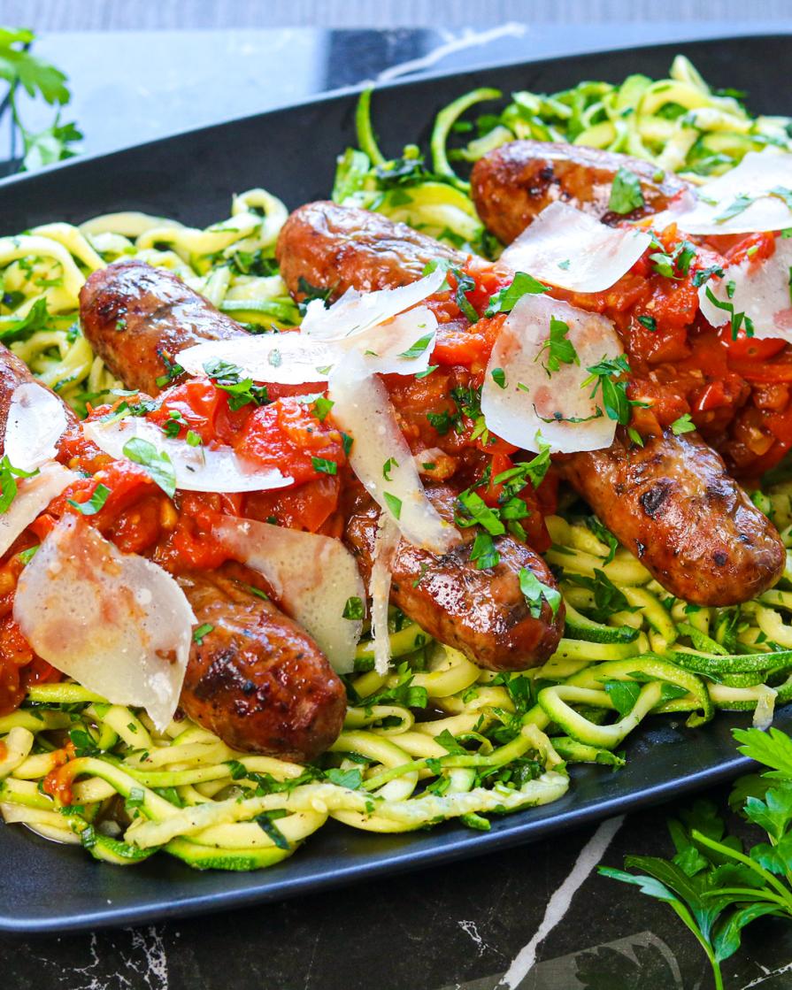 Saucisses italiennes sur nouilles de zucchinis
