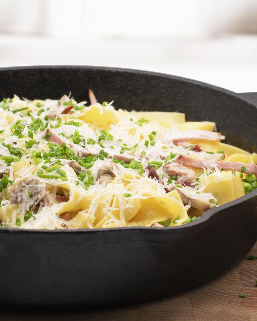 pappardelle à la crème, jambon, petits pois et champignons