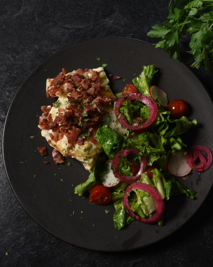 gratin de pomme de terre avec le bacon épais doublement fumé duBreton