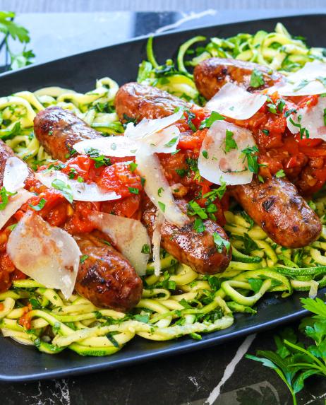 Saucisses italiennes sur nouilles de zucchinis