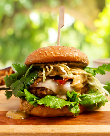 Burger de porc avec bacon et sauce chipotle crèmeuse