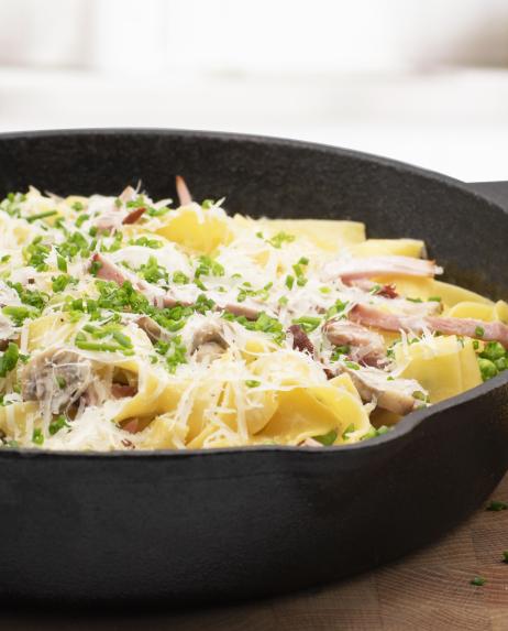 pappardelle à la crème, jambon, petits pois et champignons